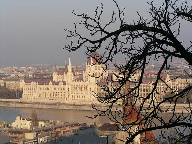 Blick auf das Parlament von der [url=http://mitglied.lycos.de/sternengold/Budapest/Fischerbastei/fischerbastei.html]Fischerbaste