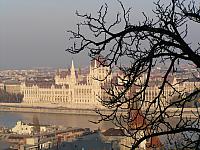 Blick auf das Parlament von der [url=http://mitglied.lycos.de/sternengold/Budapest/Fischerbastei/fischerbastei.html]Fischerbaste